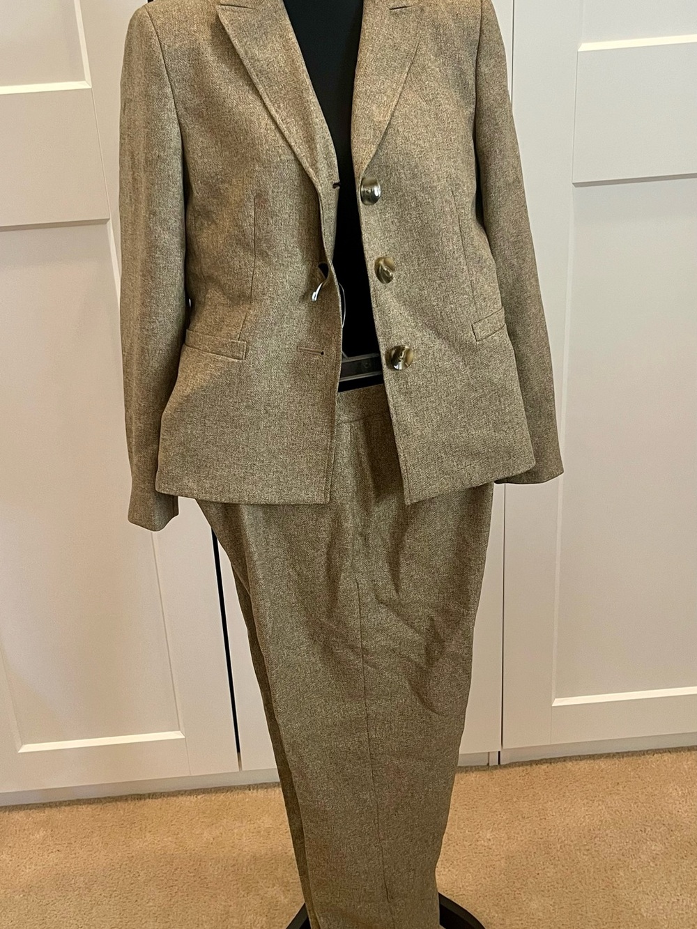 Le Suit Two-Piece Women's Tailored Pantsuit in Light Brown Tweed Pattern